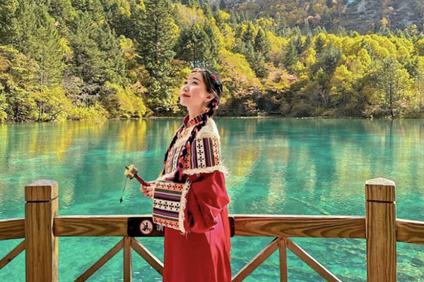 Cửu Trại Câu (Jiuzhaigou) – thắng cảnh nổi tiếng của Tứ Xuyên với hồ nước xanh ngọc, rừng nguyên sinh và thác nước hùng vĩ